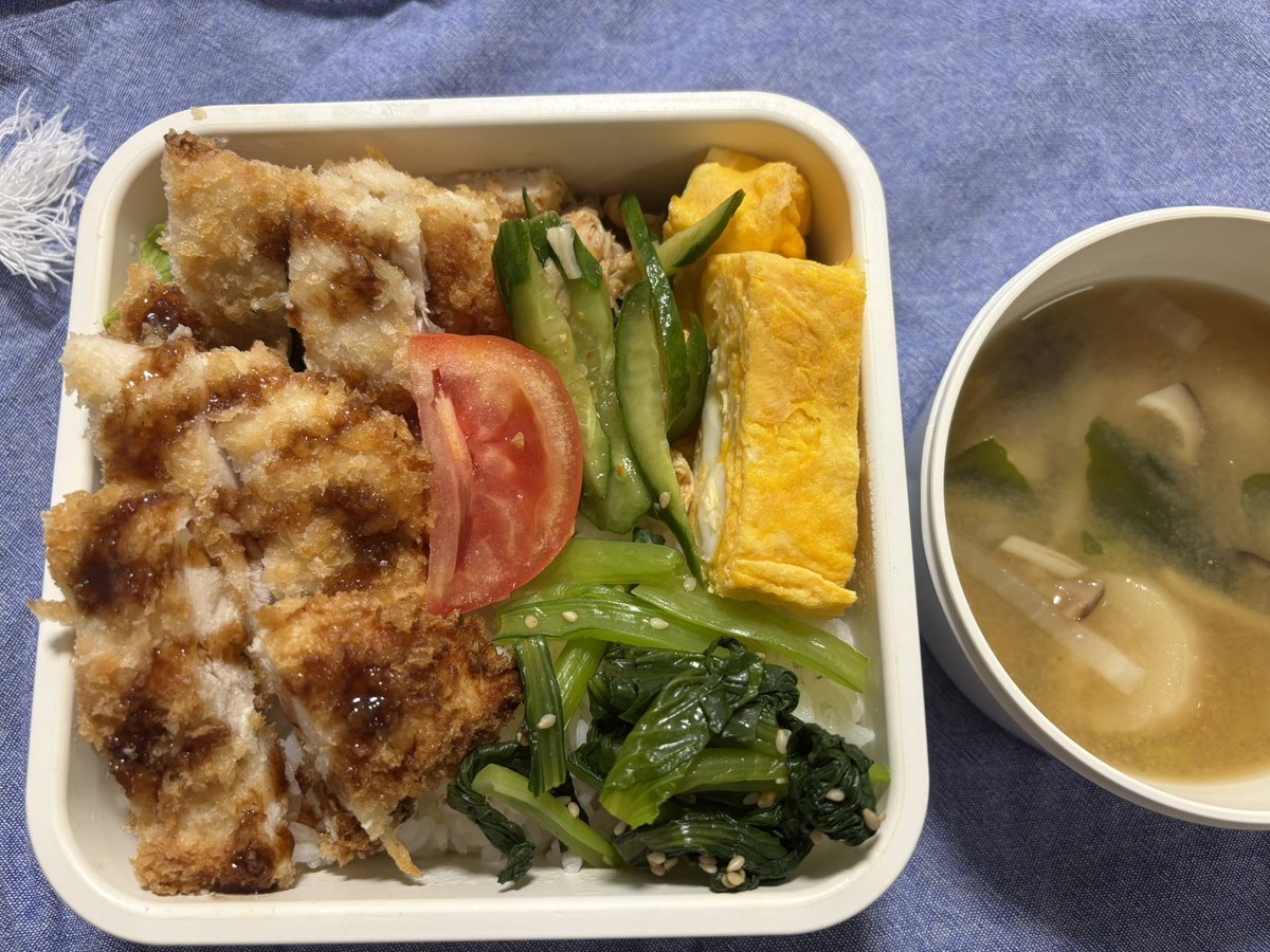 kanata_lunch's tweet photo. おはようございますっ
今週も始まってしまいました
1日1日を頑張って
なんとか週末を迎えたいと思いますっ！
そろそろ暑くなるのかなー？

旦那さんいつもありがとう
今日も大好き
気をつけていってきてね
世界は平和であれ

#旦那弁当 #お弁当 #お弁当記録 https://t.co/EMSqssdpAv
