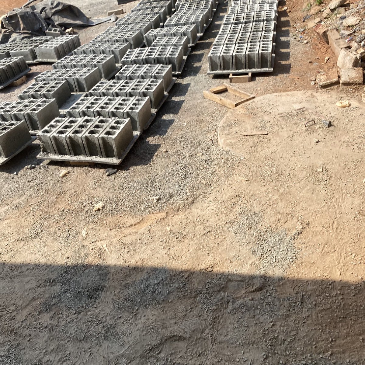welandfab's tweet photo. Hydraulic concrete block machine with conveyor belt. https://t.co/FgMDhY7Zy9