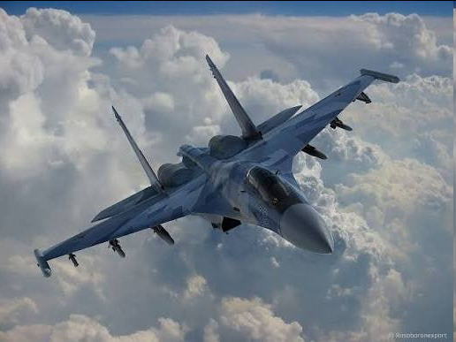 NarbutTanya's tweet photo. Военный журнал "Military Watch" сообщил, что авиационный завод в россии завершил производство 20 истребителей Su-35, заказанных иранскими ВВС.

Согласно сообщению, Министерство обороны Ирана в настоящее время финансирует расходы на хранение и техническое обслуживание самолетов в россии, где они останутся до момента их транспортировки в Иран.

Также сообщается, что первые самолеты Su-35, предположительно, будут доставлены в Иран только к концу 2026 года. Одна из основных причин задержки в поставках – повреждения, нанесенные инфраструктуре авиабазы в городе Аль-Мадан.