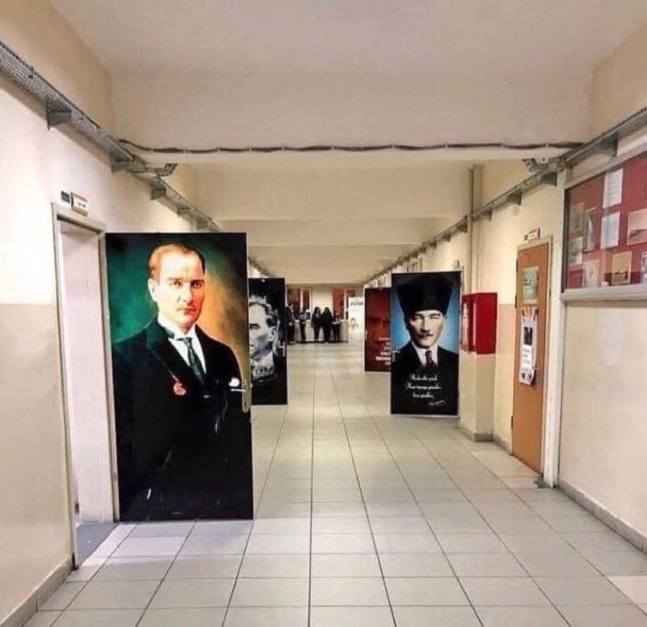ZenitOmega's tweet photo. Karşıyaka’da bir okul koridoru... Güzel İzmir'im seviyorum seni. https://t.co/Vu7teO9Bzc