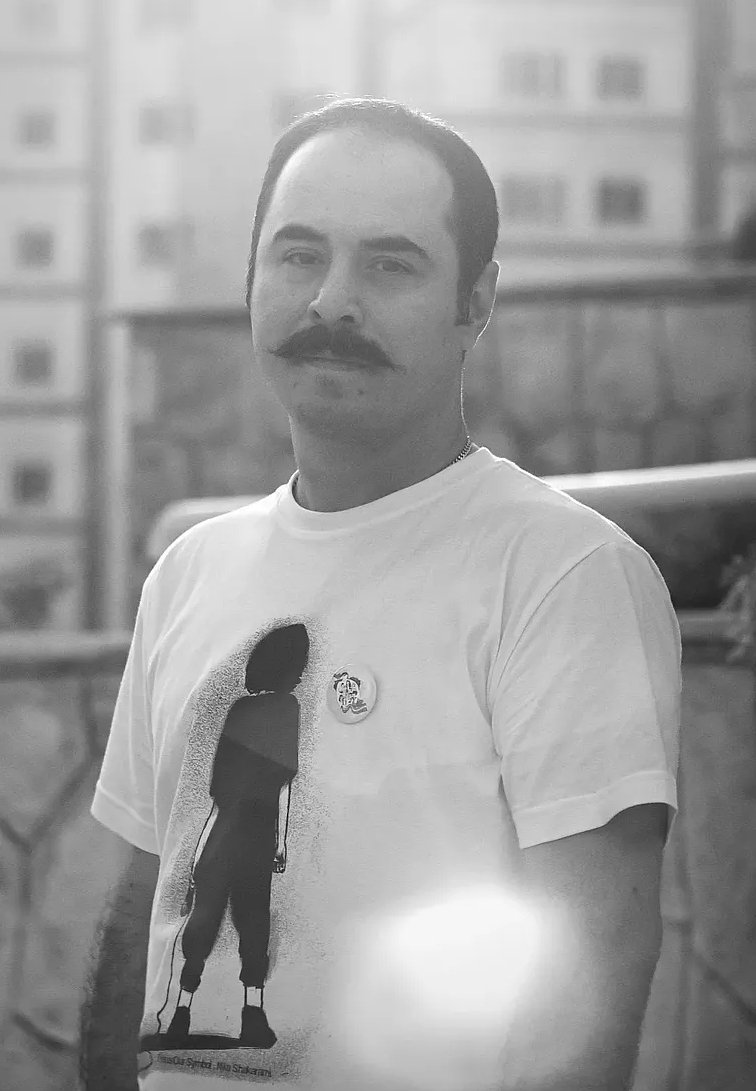 lantern988's tweet photo. امروز، روزِ تولدِ کسی‌ست که نامش برای من و برای بسیاری، یادآورِ ایستادن است؛ ایستادنی که گاه بهایش، سال‌ها از دست دادنِ آرامش و آسودگی بوده است.
تولدت مبارک، حسین رونقی. به امیدِ روزی که سهمِ تو از زندگی، نه زندان و زخم، که آرامش، سلامتی، عشق و آزادی باشد.
@HosseinRonaghi https://t.co/0ecn6YFiSc