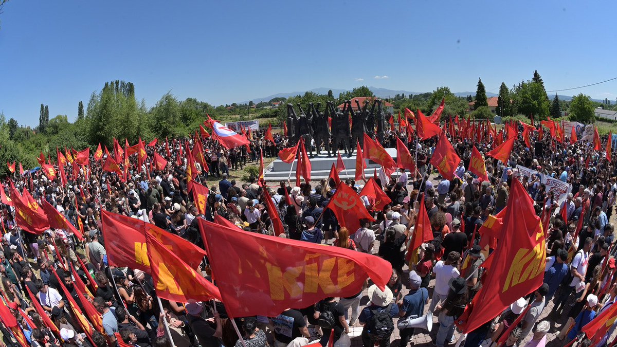 odigitis's tweet photo. 📌 Με μεγάλη, μαχητική πορεία στους δρόμους της Φλώρινας και κατάθεση στεφάνων στο Μνημείο της ΚΕ του ΚΚΕ για τους πεσόντες μαχητές του ΔΣΕ στη Μάχη της Φλώρινας, ολοκληρώθηκε η πολιτική συγκέντρωση της 35ης Αντιιμπεριαλιστικής Κατασκήνωσης της ΚΝΕ.
🚩 Κόκκινες σημαίες, αντάρτικα τραγούδια, συνθήματα και χιλιάδες νέοι και νέες έγιναν ένα μεγάλο κόκκινο ποτάμι τιμής και αγώνα στην πόλη που είναι δεμένη με την ηρωική Ιστορία του ΔΣΕ.
✊ Στο Μνημείο, εκεί όπου η επιγραφή θυμίζει «Για αυτούς που νίκησαν τον θάνατο», η συγκίνηση έγινε υπόσχεση: Η θυσία των μαχητών του ΔΣΕ δεν θα ξεχαστεί. Η παρακαταθήκη τους θα συνεχίσει να εμπνέει τους αγώνες του σήμερα, μέχρι τη δικαίωση των οραμάτων για τα οποία πάλεψαν.