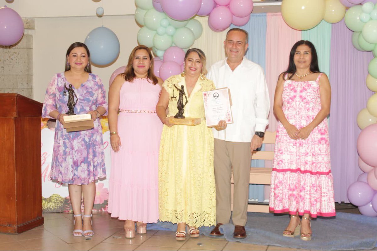 tsj_tabasco's tweet photo. Con motivo del Día del Abogado, el titular del Poder Judicial, Carlos Efrain Reséndez Bocanegra, recibió el Galardón a la Excelencia Judicial, otorgado por la Asociación de Abogadas de Tabasco, en reconocimiento a su contribución a la administración de justicia y a su compromiso con el fortalecimiento del Estado de Derecho.

Durante la ceremonia, se reconoció la labor de quienes desde los distintos ámbitos de la profesión, contribuyen al acceso a la justicia y al fortalecimiento de las instituciones. Asimismo, se destacó la importancia de ejercer la abogacía con ética, profesionalismo y vocación de servicio en favor de una justicia más humana y cercana a la ciudadanía.