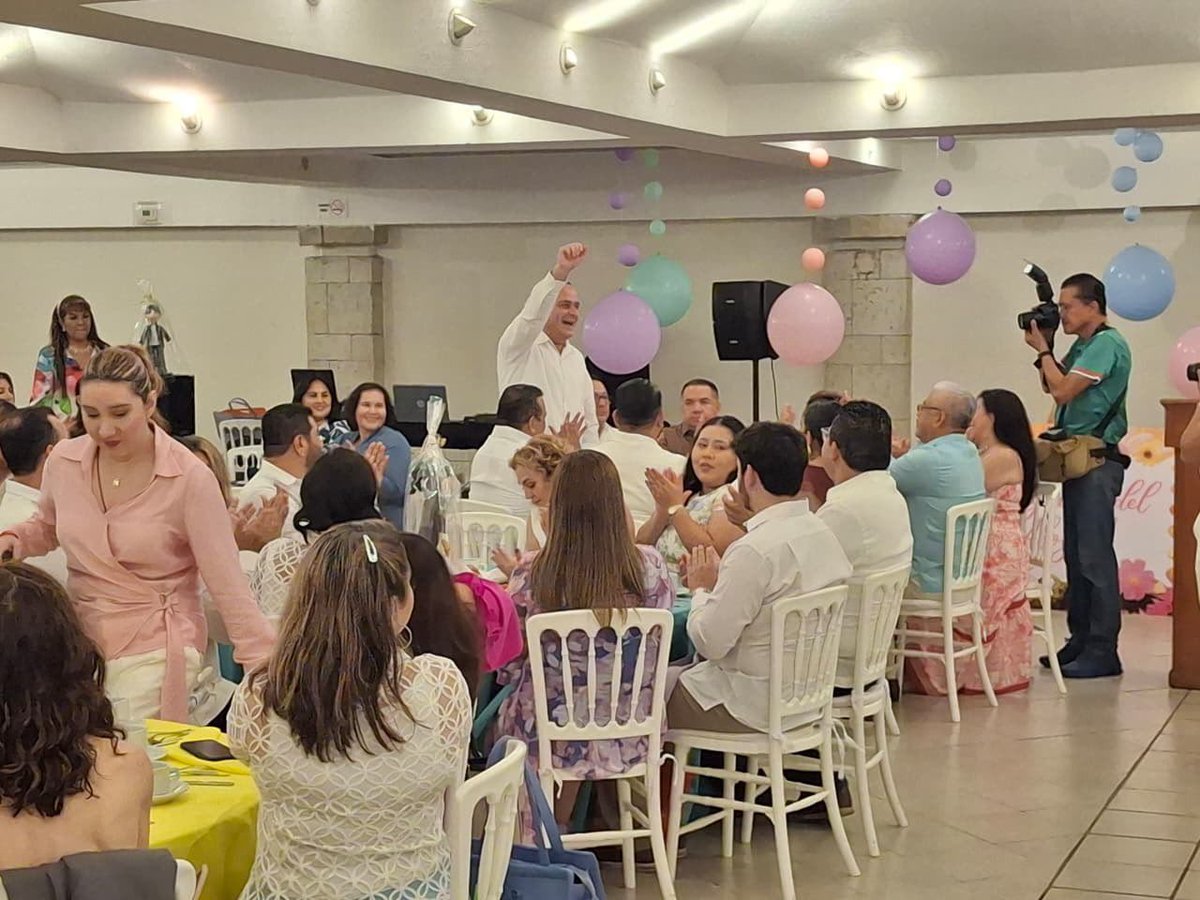 tsj_tabasco's tweet photo. Con motivo del Día del Abogado, el titular del Poder Judicial, Carlos Efrain Reséndez Bocanegra, recibió el Galardón a la Excelencia Judicial, otorgado por la Asociación de Abogadas de Tabasco, en reconocimiento a su contribución a la administración de justicia y a su compromiso con el fortalecimiento del Estado de Derecho.

Durante la ceremonia, se reconoció la labor de quienes desde los distintos ámbitos de la profesión, contribuyen al acceso a la justicia y al fortalecimiento de las instituciones. Asimismo, se destacó la importancia de ejercer la abogacía con ética, profesionalismo y vocación de servicio en favor de una justicia más humana y cercana a la ciudadanía.