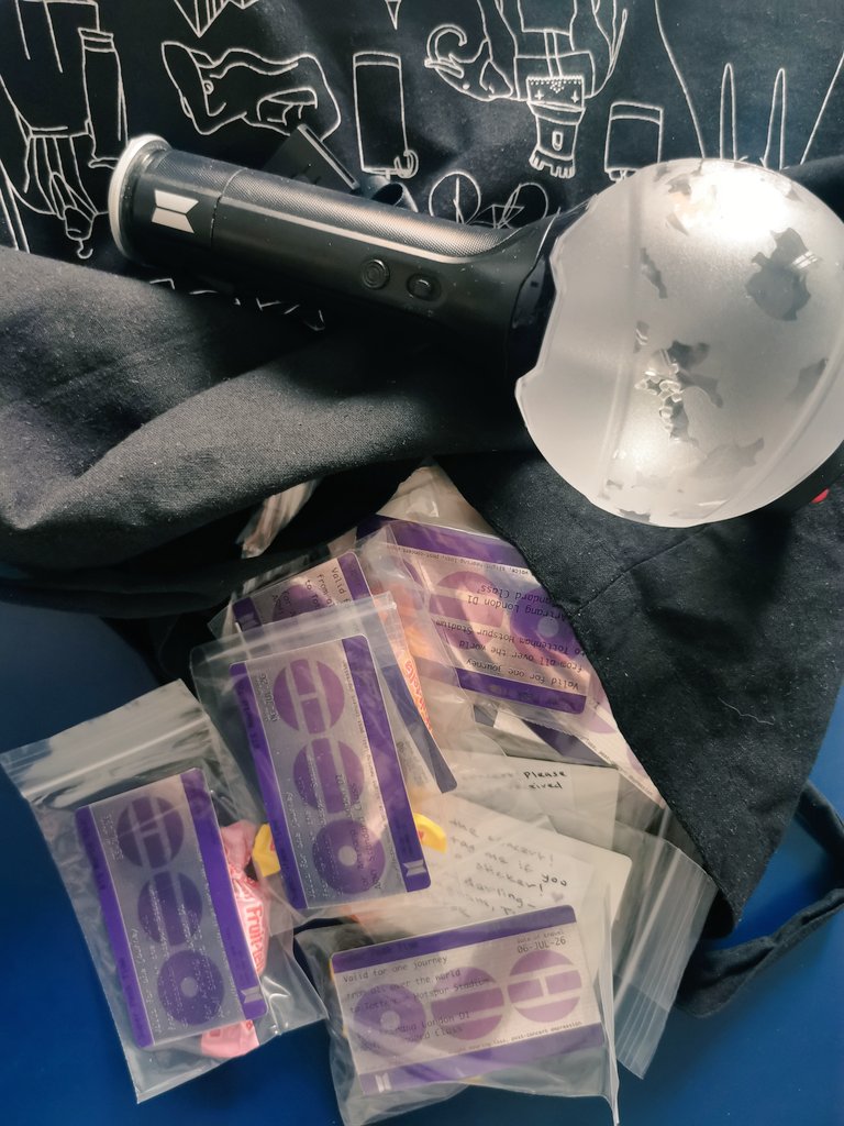 _klara_darling_'s tweet photo. All done with my #freebies for #BTSLondonD1 💜 So excited to give these out tomorrow 🥺💜 If you see me around come say hi! I love meeting army! #BTSLondon #UKBTSarmy #BTSfreebies #BTSLondonfreebies #customstickers https://t.co/3WVU0KrtbS