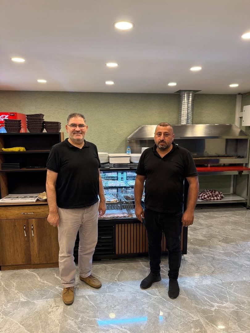 Mhmtemollaoglu's tweet photo. Siyasette yıllardır birlikte yol yürüdüğümüz değerli kardeşim Abdullah Koyak’ın açmış olduğu Tepe Izgara Kebap salonunu ziyaret ettik.

Lezzeti ile fark yaratacağına inandığım işletmenin kardeşimize hayırlı olmasını diliyorum.Rabbim helalinden bol kazanç versin. https://t.co/5I8MBsiGz7