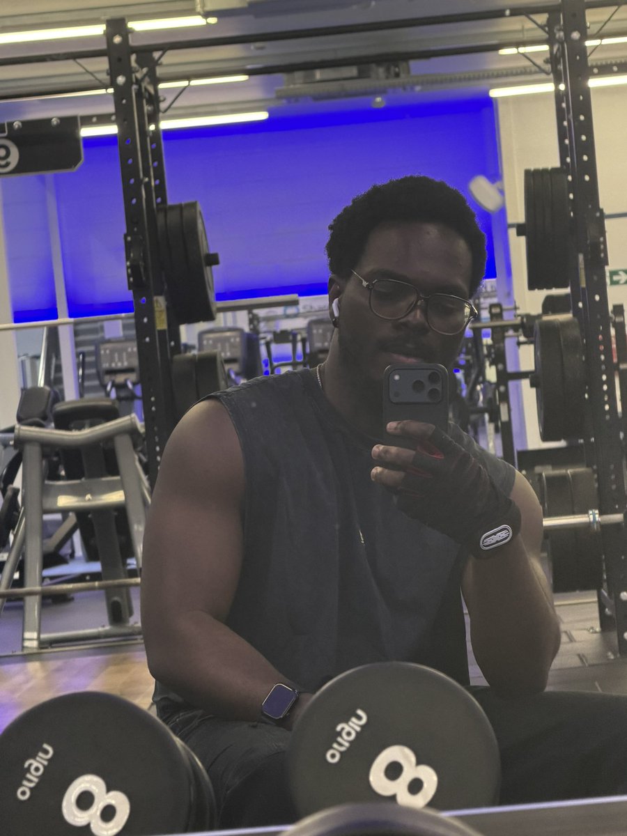 temmy_king's tweet photo. Your local gym bro 🫡 https://t.co/GamVtYYIAZ