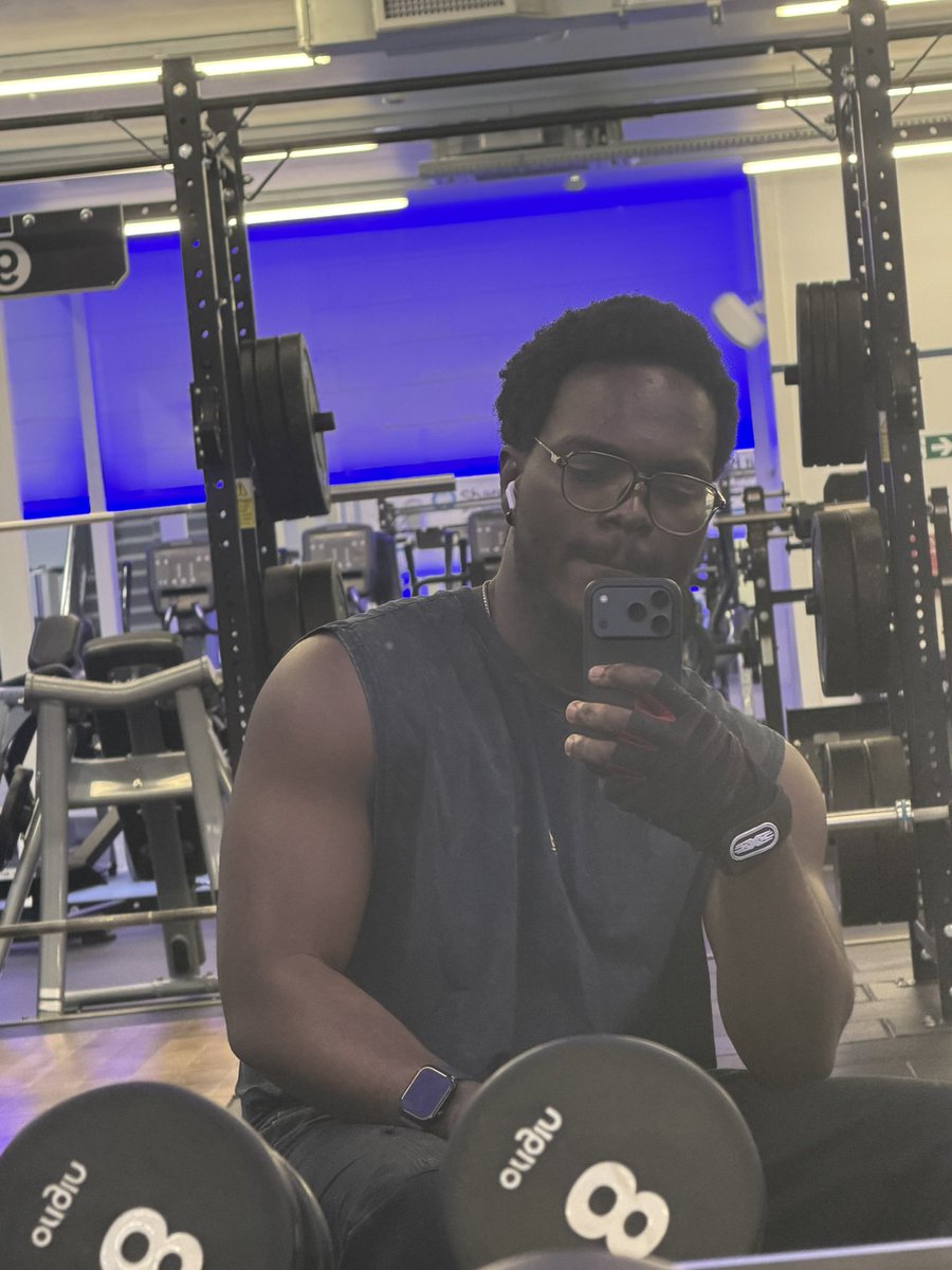 temmy_king's tweet photo. Your local gym bro 🫡 https://t.co/GamVtYYIAZ