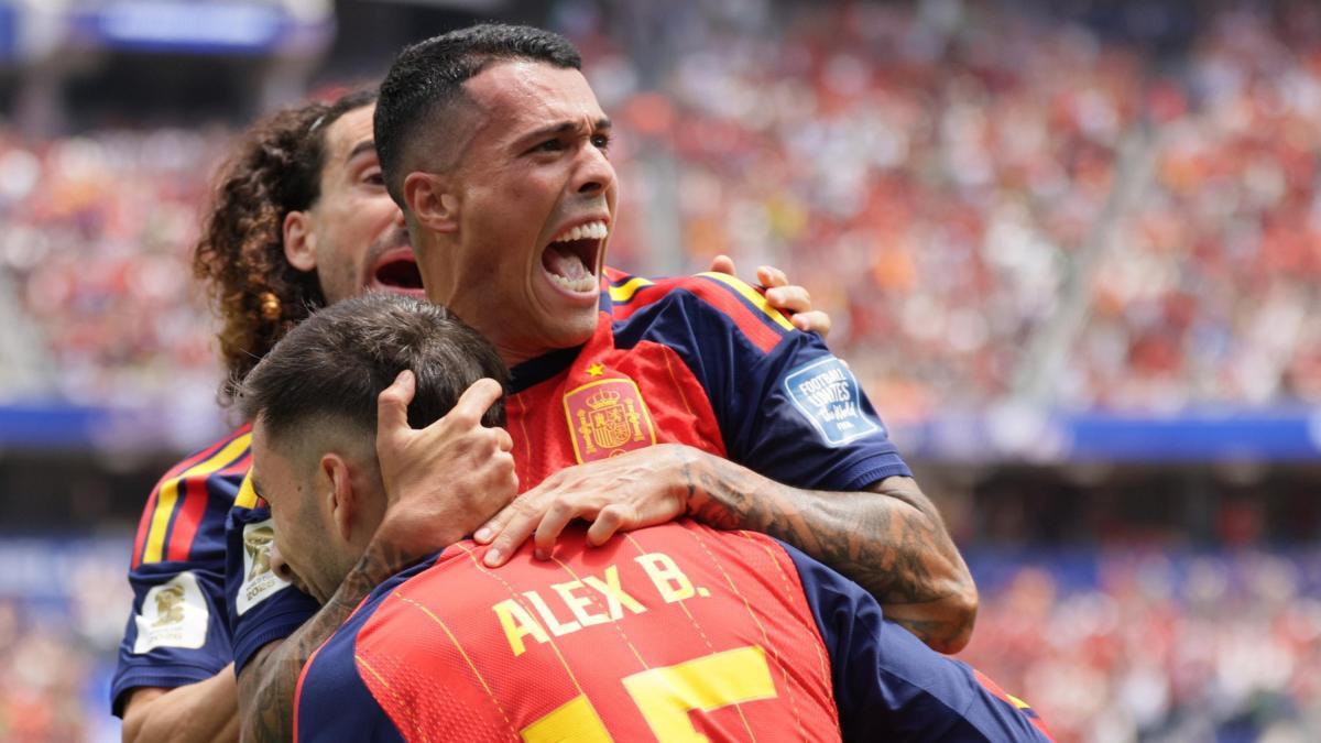 EsportsRAC1's tweet photo. #TuDiràs | ⏰ 21.45h-1h 🎙️@xavirocamora

🗣️ @Blayasensat, @SolsonaDani, @edudebatlle i Pichi Alonso

📌 Els vuitens de final del Mundial d'aquesta nit
📌 La prèvia del Portugal-Espanya

🚴 Del Toro s'enduu la segona etapa del Tour a Barcelona https://t.co/bZVLL05GOh