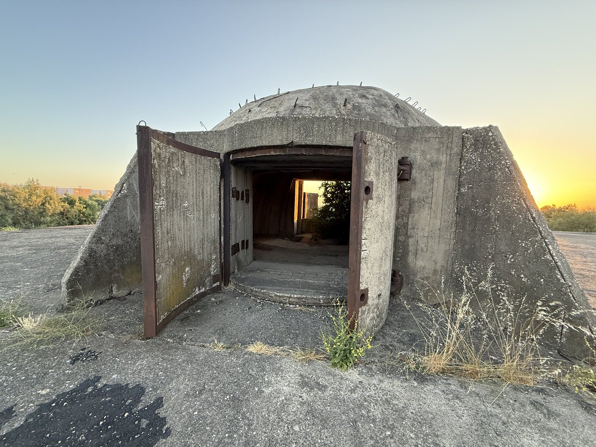 kunc_zidenice's tweet photo. Těmi bunkry je to tady prošpikováno skrz na skrz.
#balkanroadtrip #Albania #Tale https://t.co/684MO2cyf6