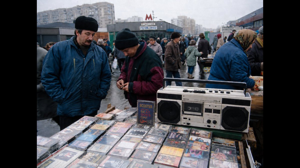 rotozeev's tweet photo. 1994..1997 роки - розквіт продажу аудіо-кассет. Це фото я згенерував за допомогою ШІ. Саме так в моїй пам'яті залишились ті роки. Багато таких розкладок були в людних місцях, наприклад біля станції метро Героїв Праці в Харкові. https://t.co/GkncE3eEGX
