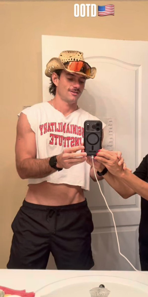 TikTokSlutBois's tweet photo. I love America https://t.co/s4ADE7kEL3