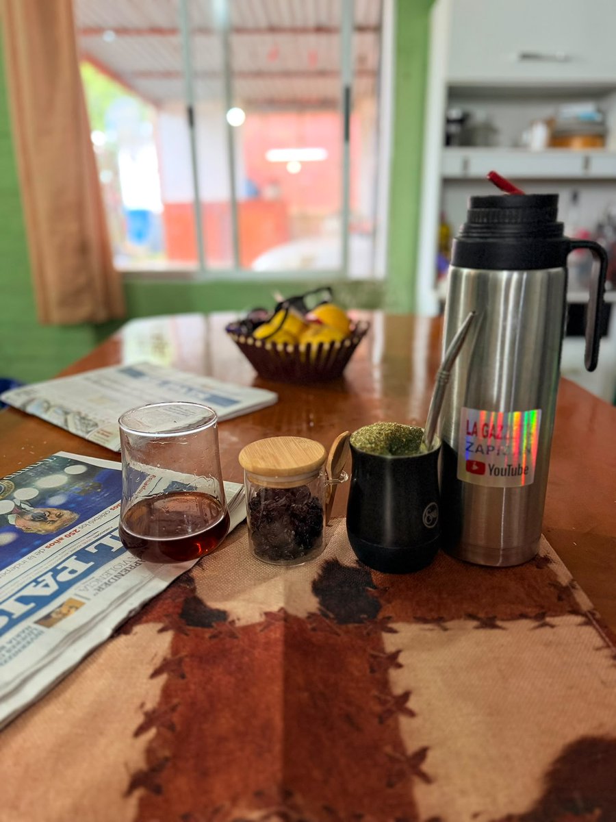 piemso22's tweet photo. Un domingo de julio...
Mate amargo, pasas. Grapa Miel y El País... https://t.co/aw5HADfAAQ