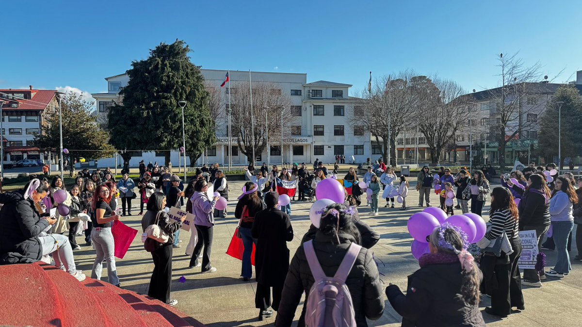 abernales's tweet photo. Las ARMYs de Puerto Montt también se movilizaron. Nos sumamos a esta causa y exigimos que los conciertos de BTS se realicen en el Estadio Nacional, tal como fue anunciado. Dejen de tratar a las artes y la cultura como algo irrelevante para las personas. Lo lograremos! https://t.co/JKKXvov1rM