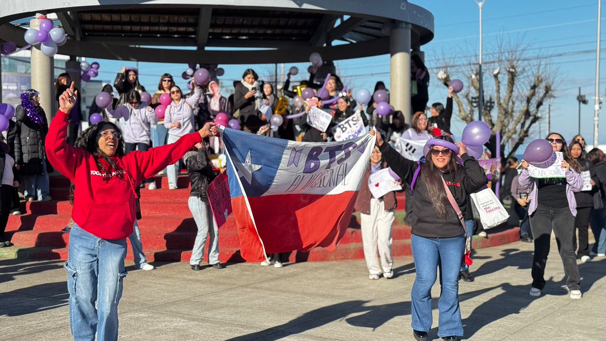 abernales's tweet photo. Las ARMYs de Puerto Montt también se movilizaron. Nos sumamos a esta causa y exigimos que los conciertos de BTS se realicen en el Estadio Nacional, tal como fue anunciado. Dejen de tratar a las artes y la cultura como algo irrelevante para las personas. Lo lograremos! https://t.co/JKKXvov1rM