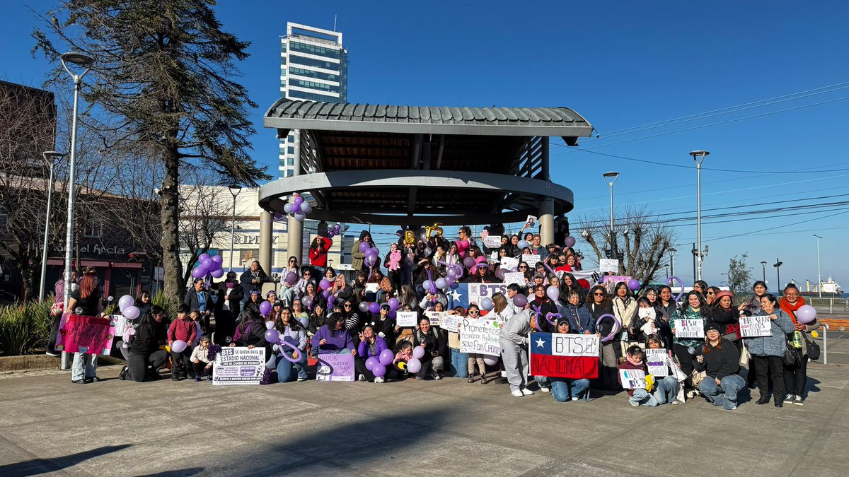 abernales's tweet photo. Las ARMYs de Puerto Montt también se movilizaron. Nos sumamos a esta causa y exigimos que los conciertos de BTS se realicen en el Estadio Nacional, tal como fue anunciado. Dejen de tratar a las artes y la cultura como algo irrelevante para las personas. Lo lograremos! https://t.co/JKKXvov1rM