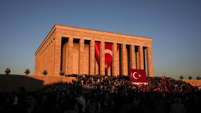 tekhabermerkezi's tweet photo. NATO üyesi ülkelerin daimi temsilcileri ve NATO Genel Sekreterliği'nin üst düzey yetkililerinden oluşan heyet, yarın Anıtkabir’i ziyaret edecek.

#Baddo #NATOZirvesi #MilliEğitimBakanı #SamLarry #THM https://t.co/0vlbbVCsj1