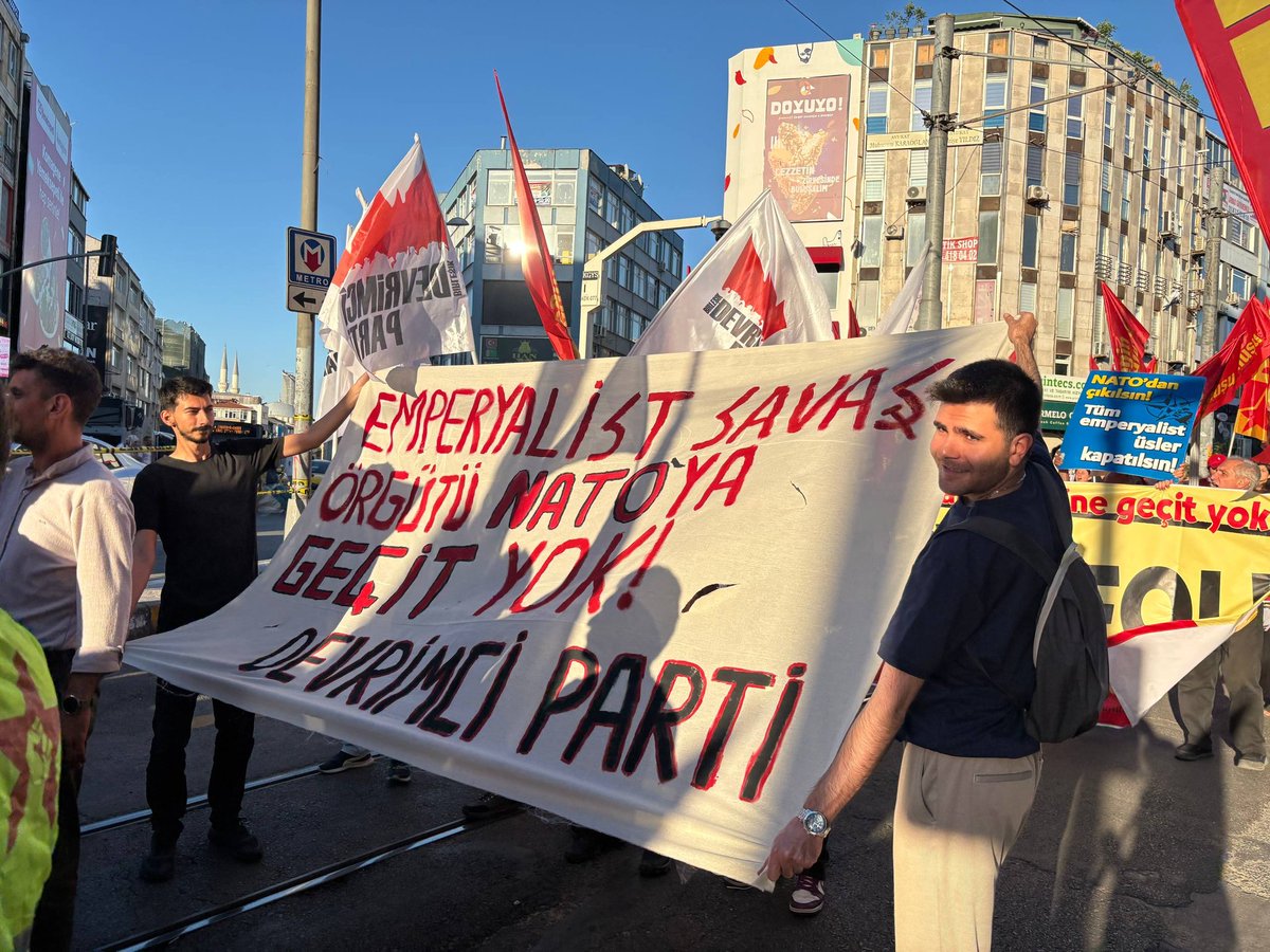 devguc2's tweet photo. NATO'ya karşı kadıköy sokaklarındaydık. https://t.co/CqSNDGJAeV