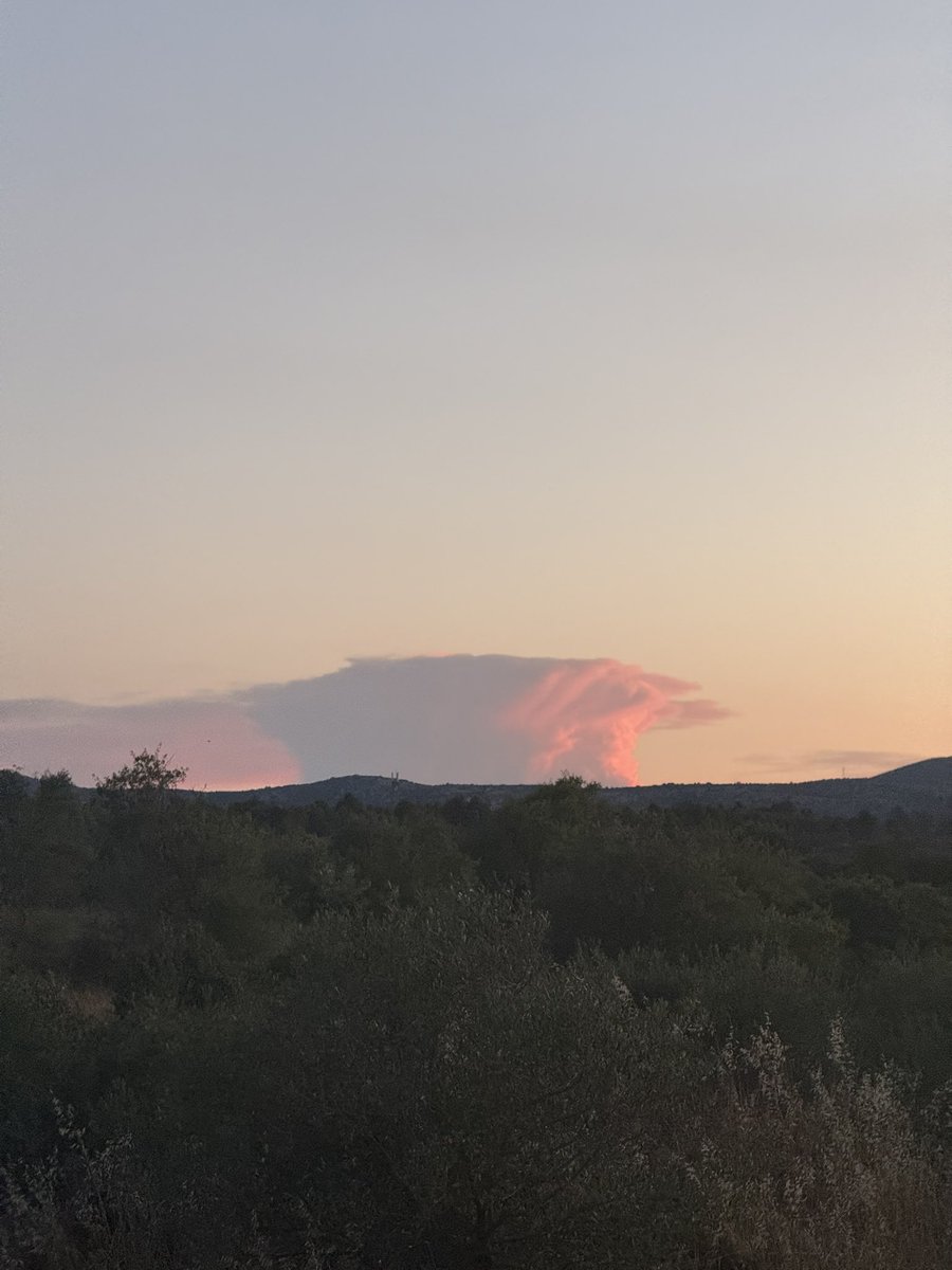 helofada's tweet photo. Pyrocumulus vu depuis Sigean, de l’incendie dans les Pyrénées Orientales (11) à Ille-sur-Têt #incendie https://t.co/gi585kvJ4z