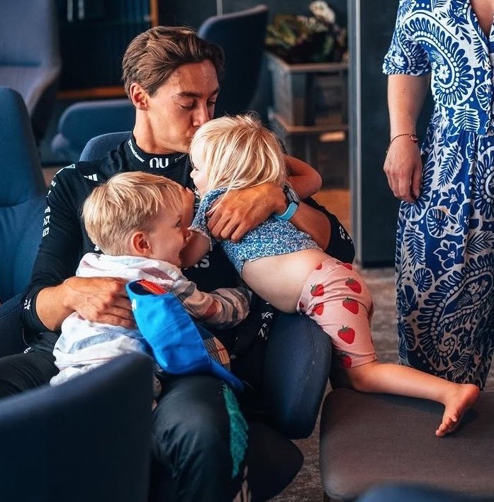 xih_4lx's tweet photo. this is so cute stahp 😭 someone (*cough* max *cough*) get him pregnant please https://t.co/FnPDrciQlm