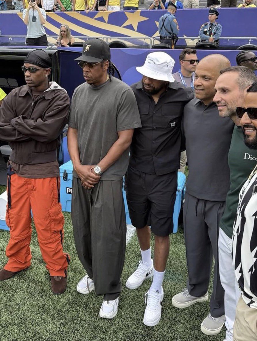 TheRocSupremacy's tweet photo. Travis Scott, JAY-Z, OG Juan, Jay Brown, Michael Rubin, &amp; Dj Khaled. 

Hov showed up to support Vini Jr &amp; Brazil at the World Cup https://t.co/UHo2YNnmRg