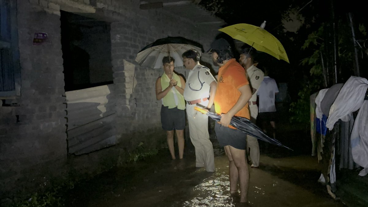 RochisDey's tweet photo. Enquired with Dhanupali IIC Shri Aditya Mahakur regarding the safety of residents of Bahalpada and Sakhipada amid the flood situation. Requesting the administration to remain on high alert, ensure continuous monitoring, and take all necessary precautionary measures #Sambalpur https://t.co/3QNkGxCYe3