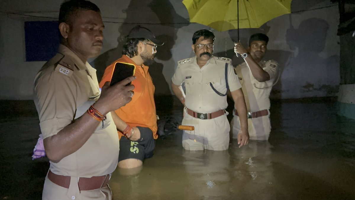 RochisDey's tweet photo. Enquired with Dhanupali IIC Shri Aditya Mahakur regarding the safety of residents of Bahalpada and Sakhipada amid the flood situation. Requesting the administration to remain on high alert, ensure continuous monitoring, and take all necessary precautionary measures #Sambalpur https://t.co/3QNkGxCYe3