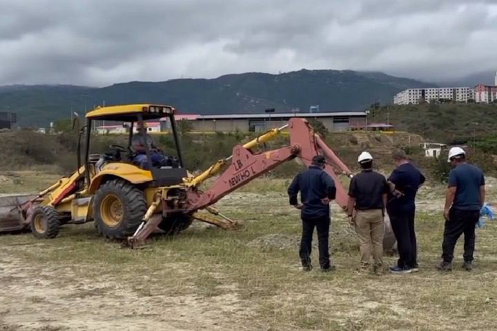 mippci_ven's tweet photo. #NotiMippCI 📰🗞| Especialistas certifican terrenos en Ciudad Caribia para la construcción de campamentos transitorios 

Lea más ⏩ https://t.co/9wrsGt5oh3 https://t.co/0qZbyPCpFs
