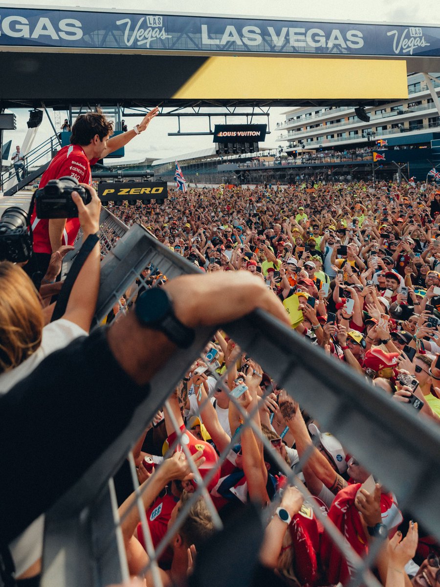 DavidSB4_'s tweet photo. Peep all the Mclaren fans 😭😭😭 AT THE OPP BLOCK https://t.co/dkgx1ua5hH