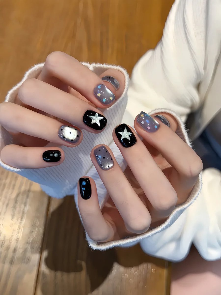 jeonblux's tweet photo. how does pinterest see you? 

☆kpop idol
☆tattoo
☆nails
☆outfit https://t.co/z5QhfDRdVP