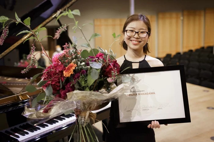 KUMON_japan's tweet photo. *＼本日7月6日(月)は #ピアノの日🎹／*

ピアノの日にちなんで、
現在ピアニストとして活躍中の公文式学習経験者、
中川 優芽花さんをご紹介します🎵

ドイツで生まれ育った中川さんは、
現地の公文式教室に通われていました。

通っていた教室の先生との関わりが、
現地での生活を支えていたそうです🤝

ご自身を落ち着きのない子だったと振り返る中川さんですが、
「決められた分量をする」という目標が、
集中力の向上につながったと語ります🌱

日々、問題に取り組むことで身に付いた「自分で考える力」は、
現在の音楽活動にもつながっています。

👇ドイツでの生活や公文式学習、音楽活動についてはこちら
🔗前編：https://t.co/2aHnbu7mKf
🔗後編：https://t.co/RfqH7rM4Ru

#KUMON