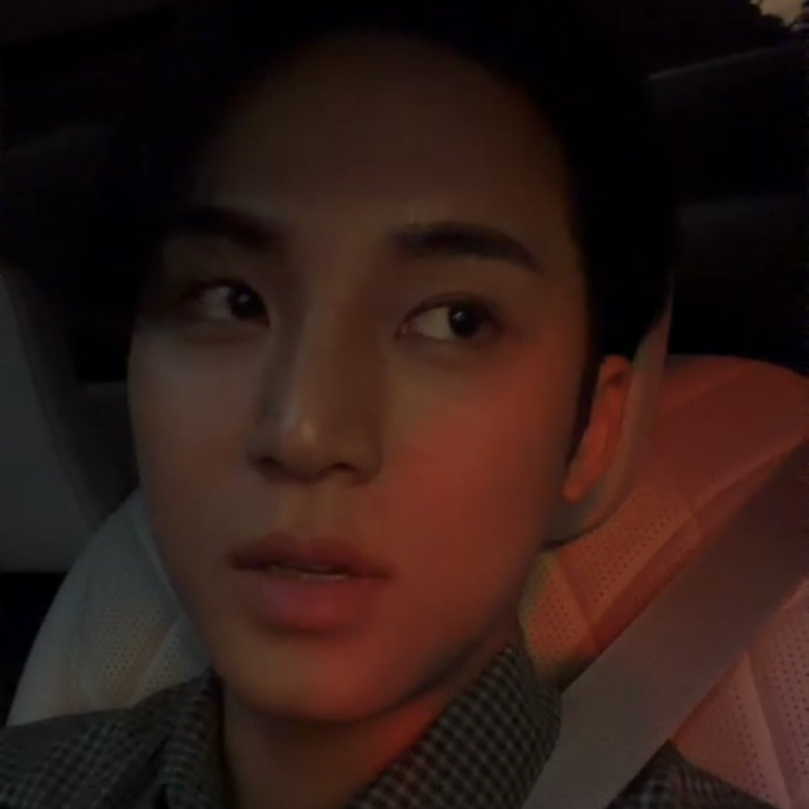 chanyeols's tweet photo. babie went live for a short while ଘ( ˊᵕˋ )ଓ https://t.co/398D9yPc2n