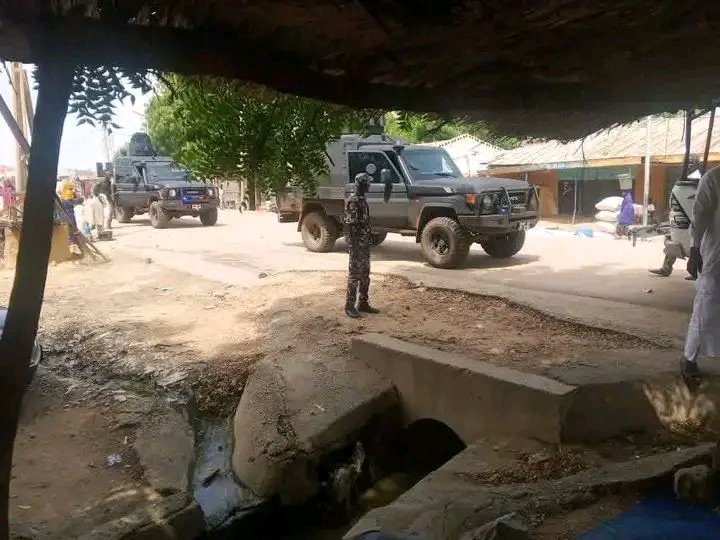 DanKatsina50's tweet photo. Alhamdulillah. After months of repeated attacks by bandits especially those led by Bello Turji across communities in Sabon Birni LGA of Sokoto State, Tarah community today received two Mobile Police (MOPOL) vehicles to bolster security.

The officers are expected to patrol both within and around the community to help protect residents and deter further attacks.

Locals are hopeful that the deployment will mark the beginning of improved security and a return to lasting peace.