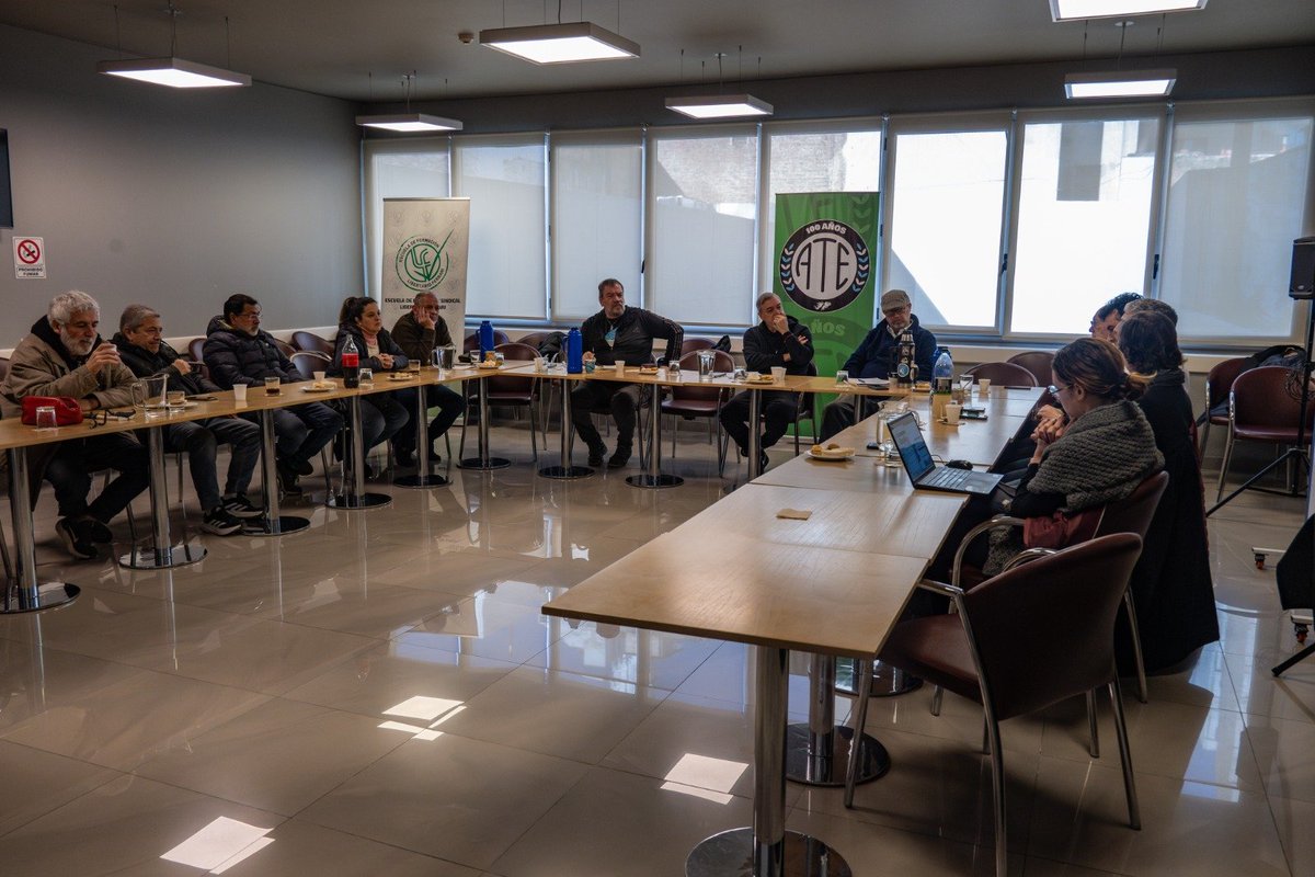 rodoaguiar's tweet photo. AHORA!!
ATE SE REUNIÓ CON EMPRESARIOS PYME PARA DEFINIR UN PLAN DE LUCHA CONTRA EL INDUSTRICIDIO DEL GOBIERNO!!

NO VAMOS A FRENAR EL AJUSTE SI LAS PELEAS LAS DAMOS POR SEPARADO!!

Se trata de una reunión muy importante para ARTICULAR entre nuestros sectores Y UNIFICAR MEDIDAS DE FUERZA junto con los EMPRESARIOS de verdad. Esos que no son agentes del PODER ECONÓMICO CONCENTRADO, con los que se levantan a las seis de la mañana y TRABAJAN TODO EL DÍA para SOSTENER a sus empresas.
Por eso, definimos una ACTUACIÓN CONJUNTA en distintos planos, en la ACCIÓN GREMIAL, como en el plano JUDICIAL y PARLAMENTARIO, para ponerle fin al DESGUACE DEL ESTADO, al CIERRE de empresas y la PÉRDIDA de puestos de trabajo en el sector PÚBLICO y PRIVADO.