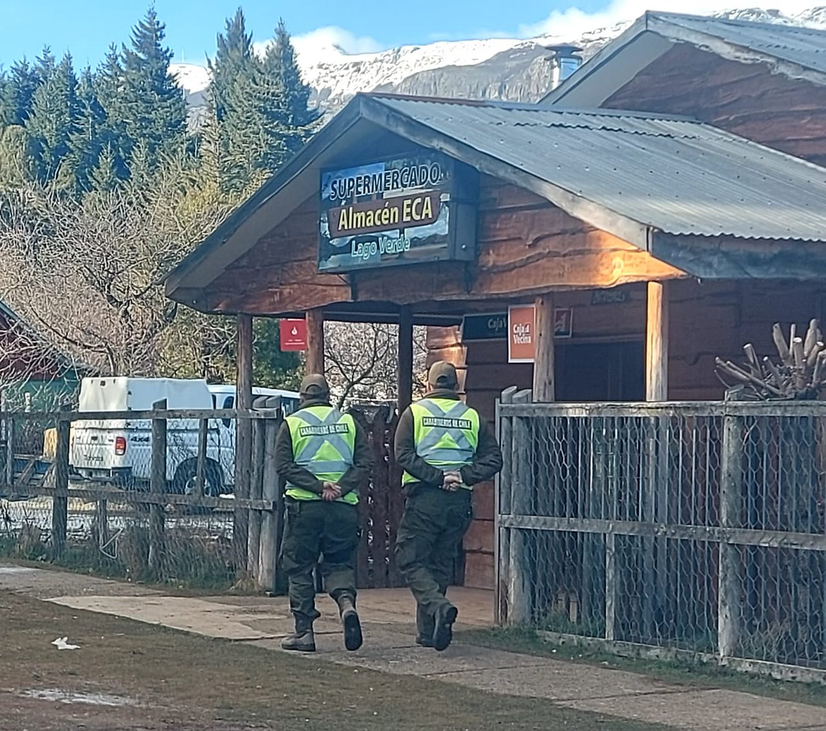 Carab_Aysen's tweet photo. 🚨Presencia activa en cada rincón del territorio.
Personal del Retén #LagoVerde (F) despliega controles viales y patrullajes preventivos en zonas urbanas y fronterizas, velando por el cumplimiento de las normas y resguardar la tranquilidad de la comunidad.
#CarabinerosDeTodos https://t.co/DXJowNFrBB