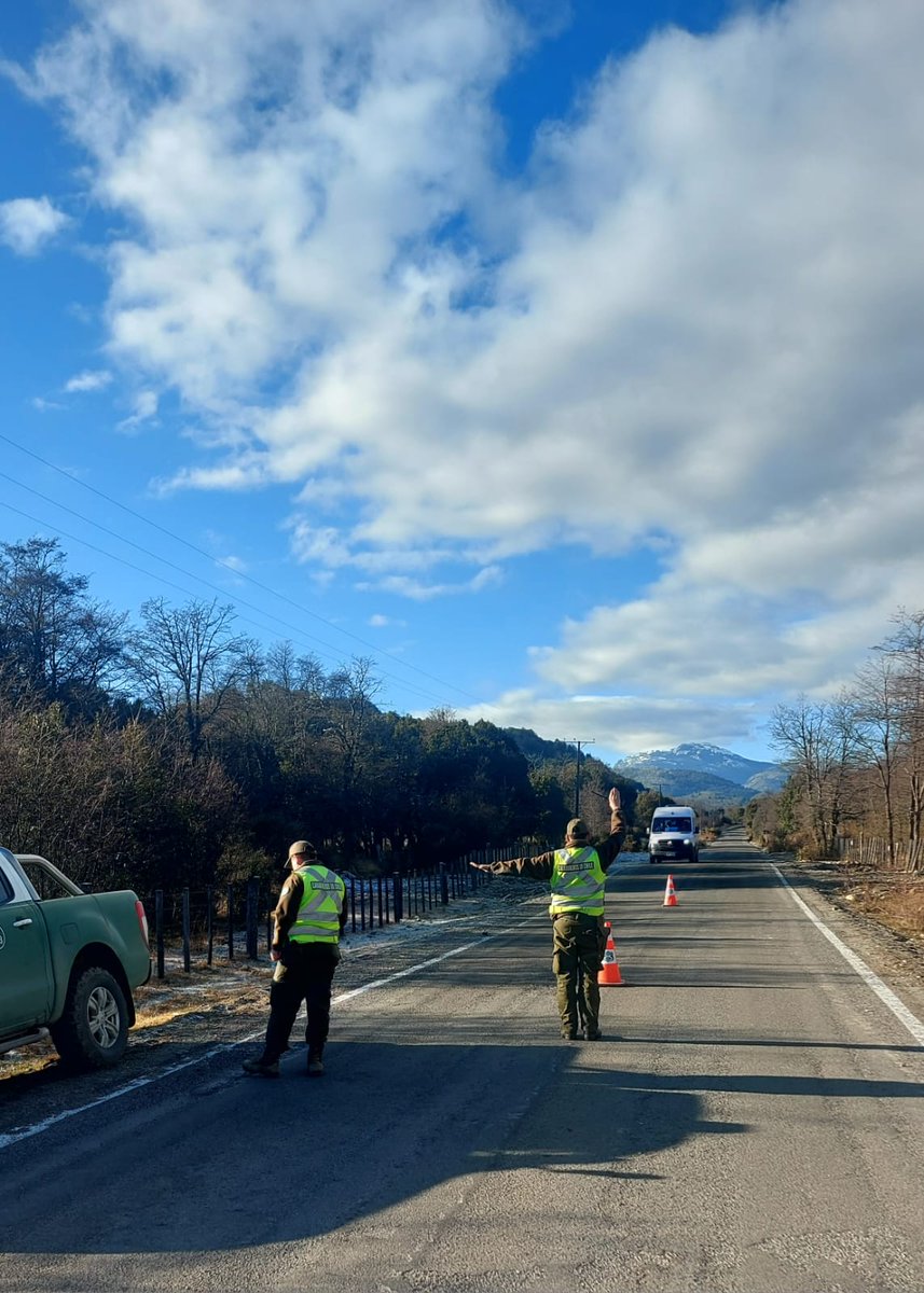 Carab_Aysen's tweet photo. 🚨Presencia activa en cada rincón del territorio.
Personal del Retén #LagoVerde (F) despliega controles viales y patrullajes preventivos en zonas urbanas y fronterizas, velando por el cumplimiento de las normas y resguardar la tranquilidad de la comunidad.
#CarabinerosDeTodos https://t.co/DXJowNFrBB