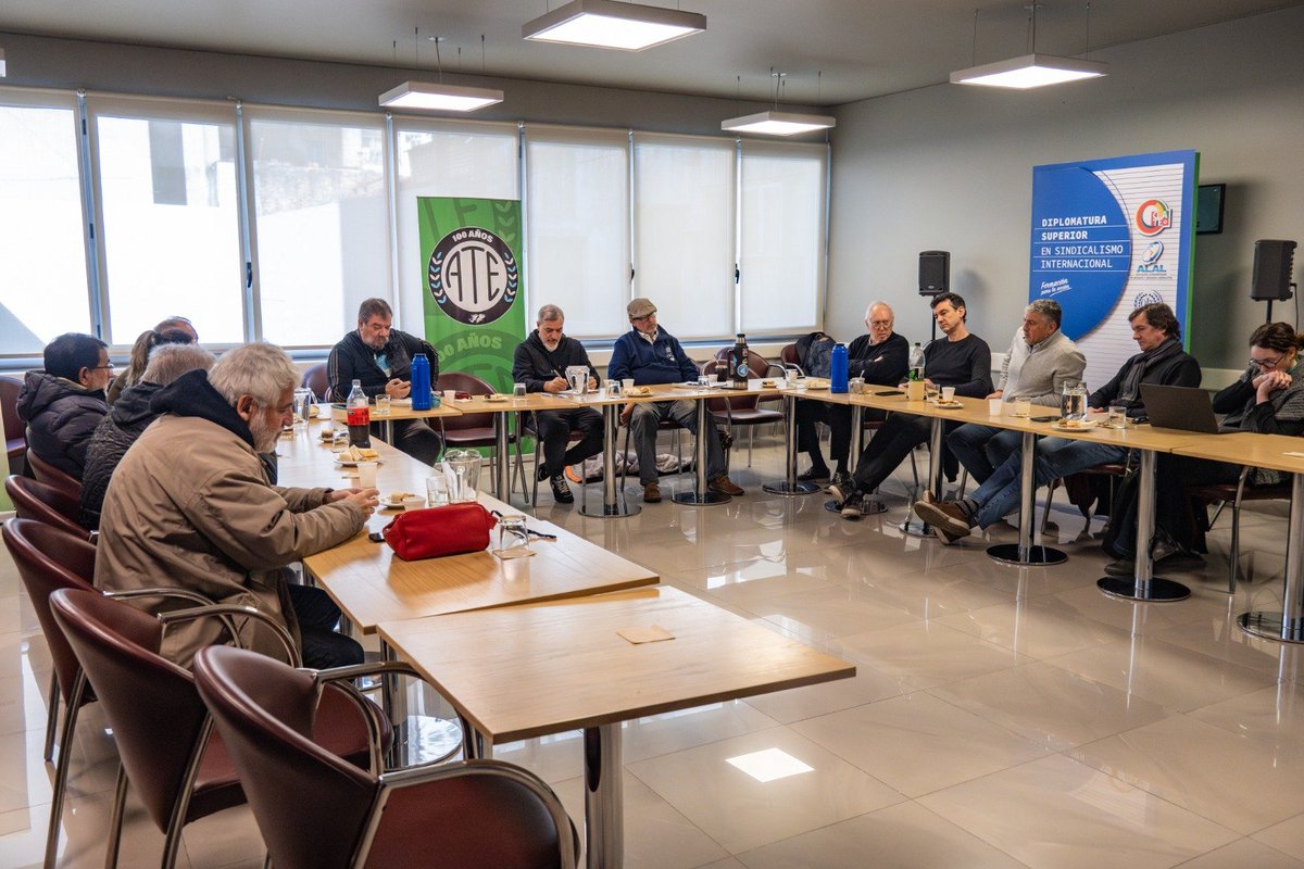 rodoaguiar's tweet photo. AHORA!!
ATE SE REUNIÓ CON EMPRESARIOS PYME PARA DEFINIR UN PLAN DE LUCHA CONTRA EL INDUSTRICIDIO DEL GOBIERNO!!

NO VAMOS A FRENAR EL AJUSTE SI LAS PELEAS LAS DAMOS POR SEPARADO!!

Se trata de una reunión muy importante para ARTICULAR entre nuestros sectores Y UNIFICAR MEDIDAS DE FUERZA junto con los EMPRESARIOS de verdad. Esos que no son agentes del PODER ECONÓMICO CONCENTRADO, con los que se levantan a las seis de la mañana y TRABAJAN TODO EL DÍA para SOSTENER a sus empresas.
Por eso, definimos una ACTUACIÓN CONJUNTA en distintos planos, en la ACCIÓN GREMIAL, como en el plano JUDICIAL y PARLAMENTARIO, para ponerle fin al DESGUACE DEL ESTADO, al CIERRE de empresas y la PÉRDIDA de puestos de trabajo en el sector PÚBLICO y PRIVADO.