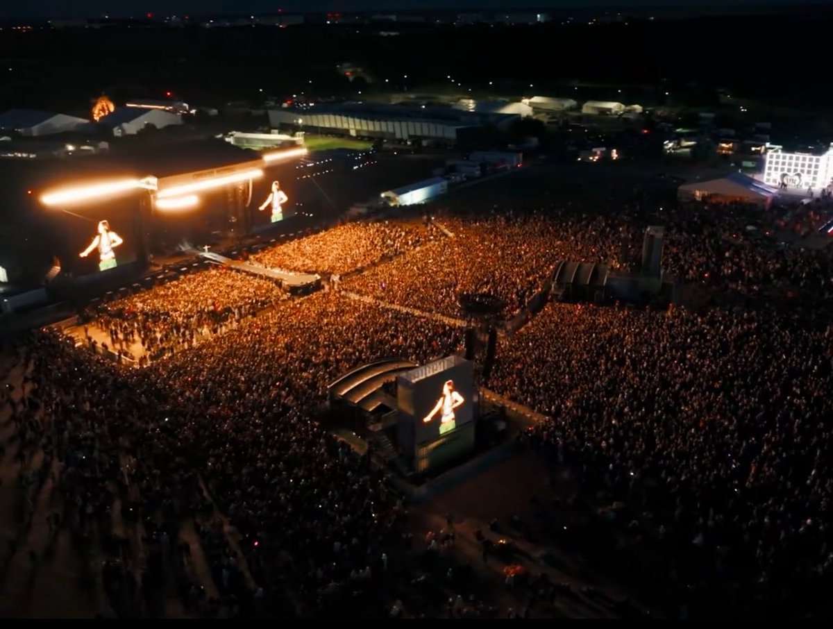 mikasamybae1's tweet photo. the crowd omfg jennie I’m super proud of you many more to come 🥹 https://t.co/2ekRHSmzUY