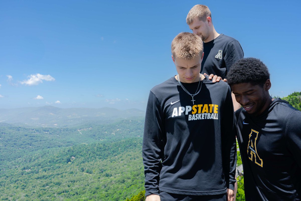 GrandfatherMtn's tweet photo. Earlier this week, the Appalachian State men's basketball team summited the Mile High Swinging Bridge and Linville Peak — a great team-building experience for all!

What's your next adventure on the mountain?

Get inspired at https://t.co/uDXgj21BK5.

📸: GMSF https://t.co/VUQlqhQbXr