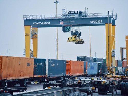 361Planning's tweet photo. High fuel prices and rising truck rates are leading shippers to opt for slower, cheaper intermodal transit. https://t.co/qBx72NrIaG https://t.co/Vy9j5sD9VL