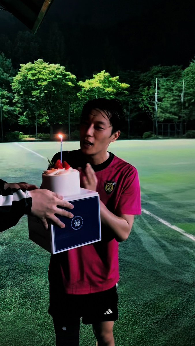 by_vanessa_'s tweet photo. 오아 두준이 주말에 축꾸하면서
생일축하 받았넹🎂👏👏👏👏
귀하다 귀해 윤두 태어나줘서 진짜 기뻐
올려주신건 영상인데 쨜로만🙏 https://t.co/Fsjr1KovjF