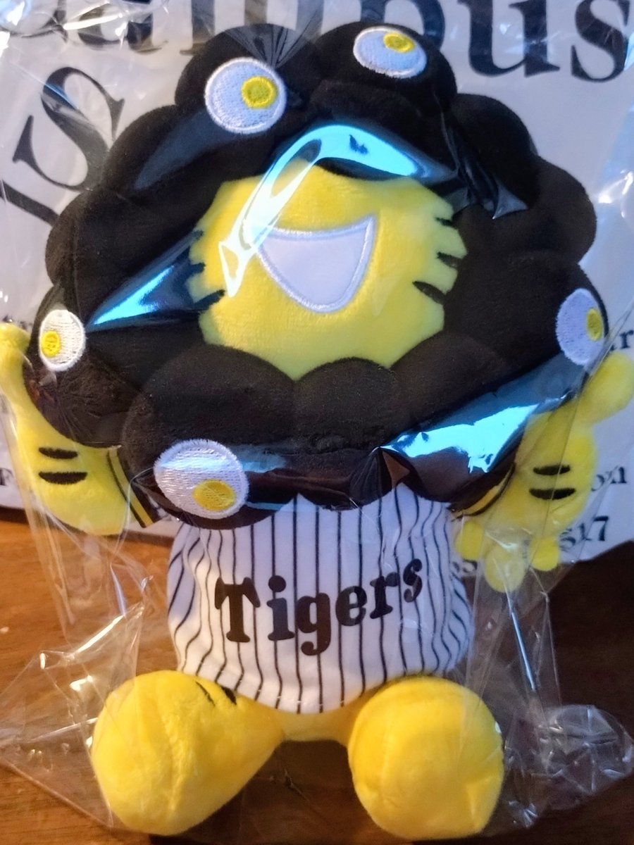 阪神タイガースとコラボしたミャクミャクのぬいぐるみが発売されました