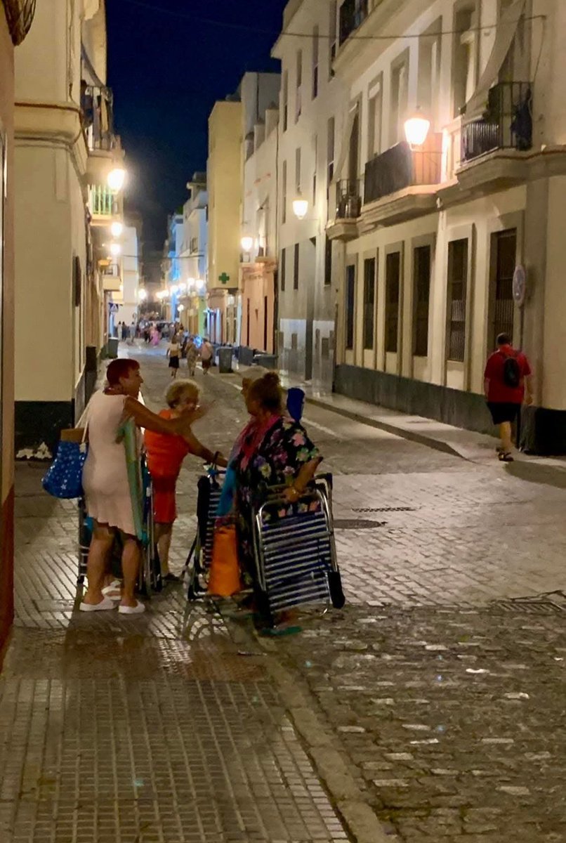 ElJamesteba's tweet photo. #BuenasNoches y hasta mañana!!!
...no se te olviden los Pimientos Asaos, Puri.
...ni a ti las bolichas Maruja!
Noches de la Viña #LaCaleta, Noches de Verano #Cádiz
#Arte https://t.co/7zZ3Ds61gj