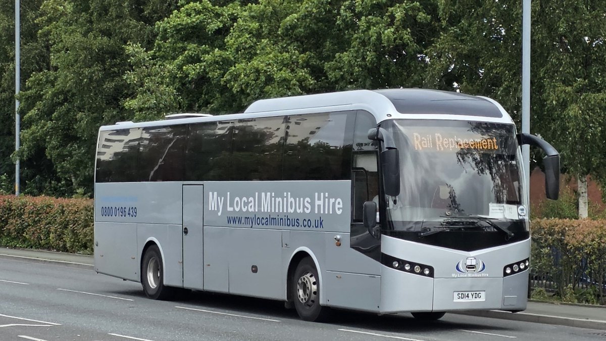 WC2512's tweet photo. Its a big local minibus!

@MyLocalMinibus SD14 YDG contracted to @TPExpressTrains in #AshtonUnderLyne Interchange this afternoon working the rail replacement service heading to #GuideBridge. https://t.co/LwKGkD2Jlx