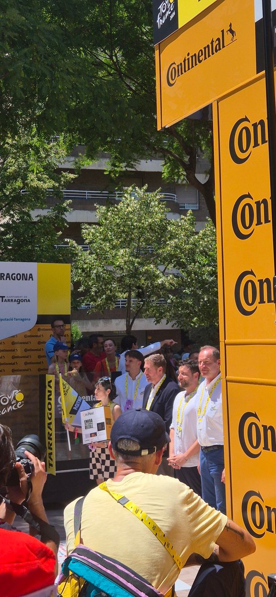 Olmellados's tweet photo. Dos Catalunyes
La de l'emoció, de la projecció internacional i de les portes obertes.
Després, està la Catalunya tancada, trista, que vam deixar enrere l'octubre del 2017. https://t.co/TjQqvJVQdg