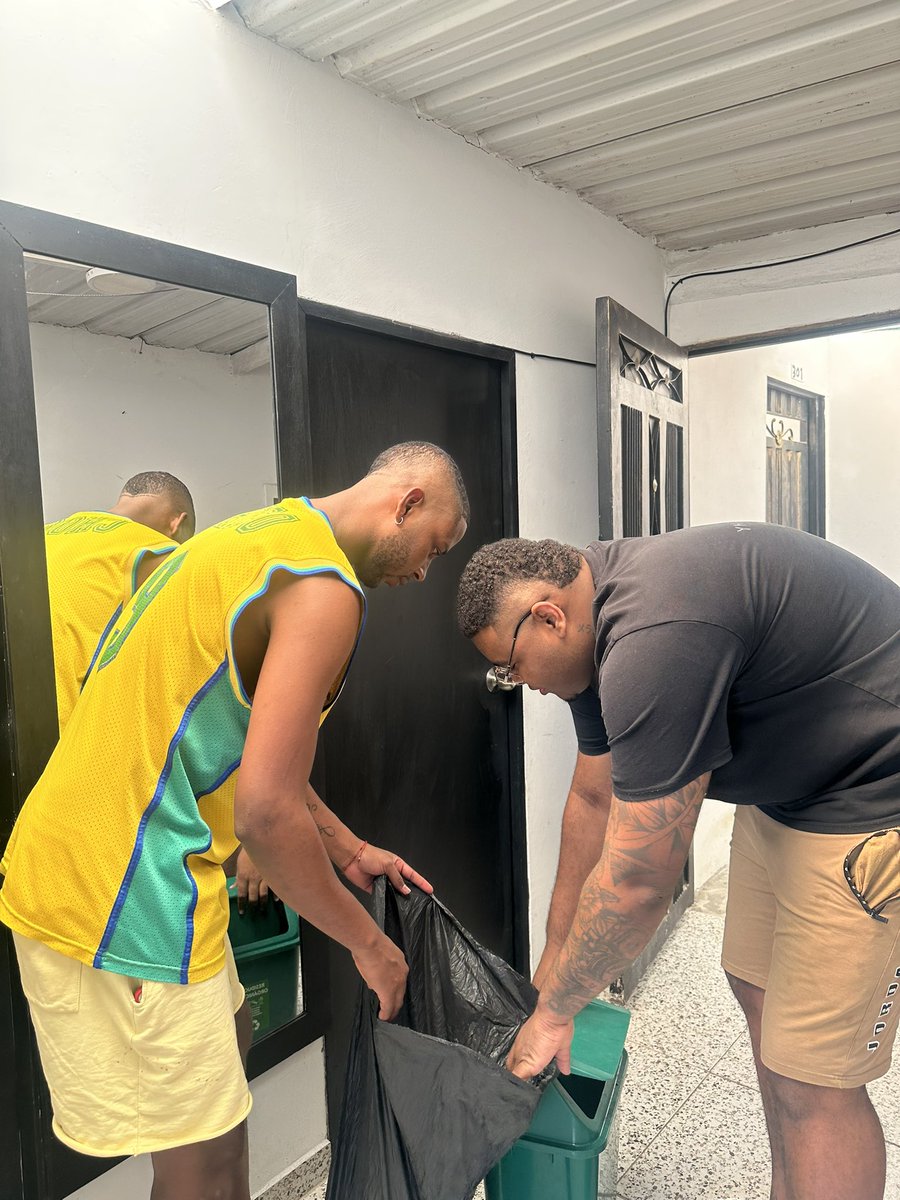 Diskmeloroo's tweet photo. ♻️ Realicé una acción solidaria sobre el manejo adecuado de residuos sólidos, promoviendo la correcta separación de los desechos y el cuidado del medio ambiente. @ElOIRdelaRegion #ServicioSocialUNAD #AcciónSolidaria #Reciclaje #MedioAmbiente https://t.co/7ecdb212Ni