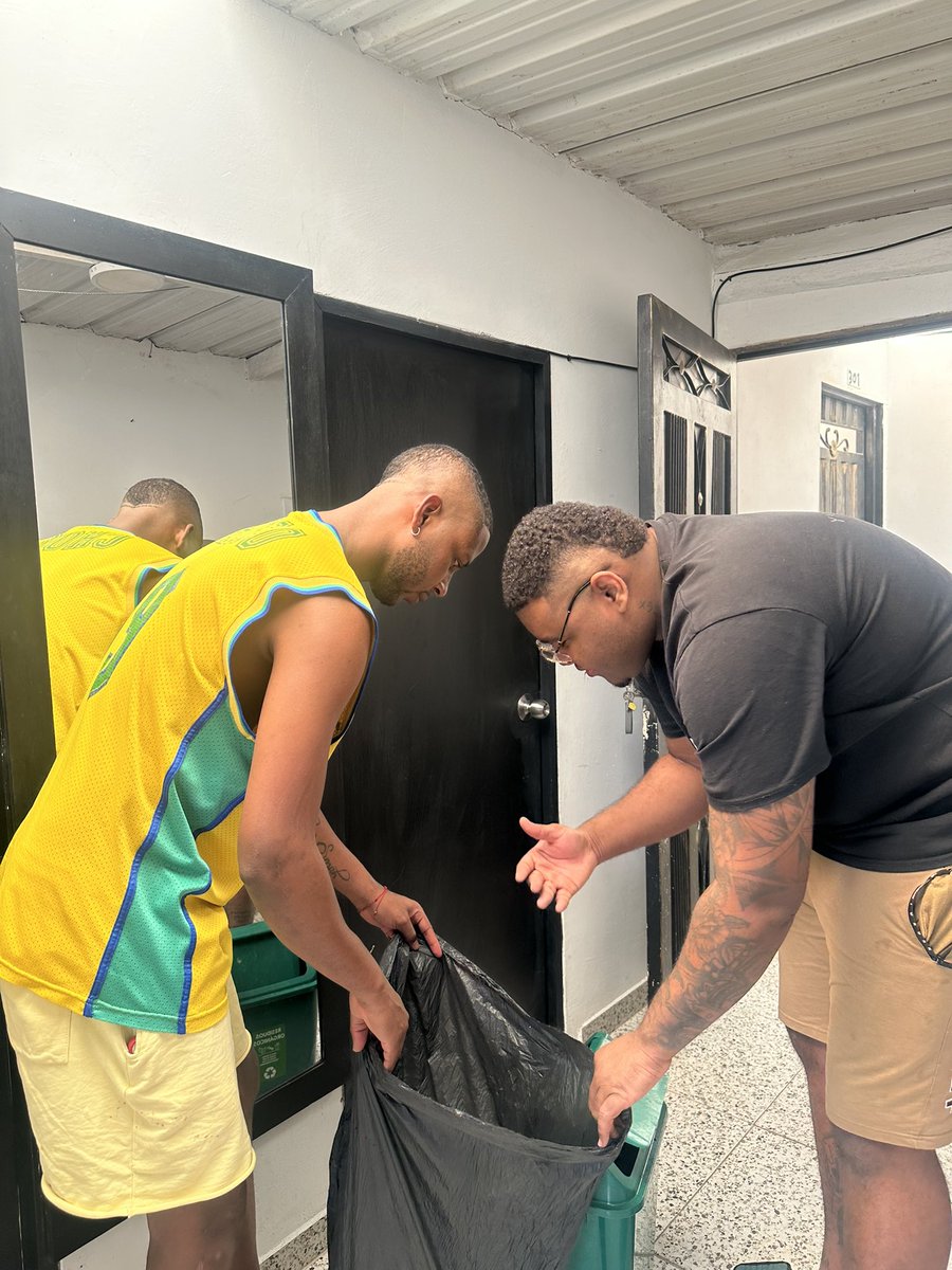 Diskmeloroo's tweet photo. ♻️ Realicé una acción solidaria sobre el manejo adecuado de residuos sólidos, promoviendo la correcta separación de los desechos y el cuidado del medio ambiente. @ElOIRdelaRegion #ServicioSocialUNAD #AcciónSolidaria #Reciclaje #MedioAmbiente https://t.co/7ecdb212Ni