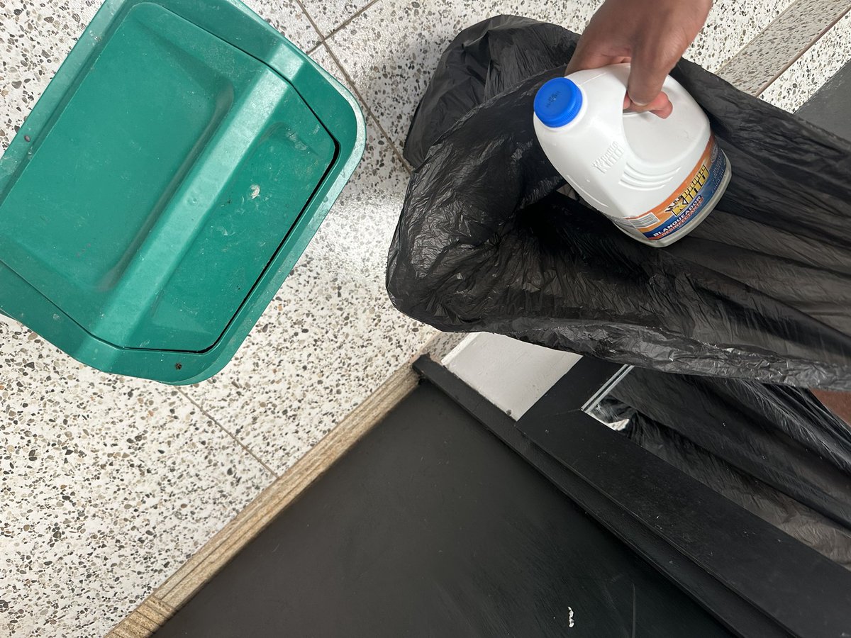 Diskmeloroo's tweet photo. ♻️ Realicé una acción solidaria sobre el manejo adecuado de residuos sólidos, promoviendo la correcta separación de los desechos y el cuidado del medio ambiente. @ElOIRdelaRegion #ServicioSocialUNAD #AcciónSolidaria #Reciclaje #MedioAmbiente https://t.co/7ecdb212Ni