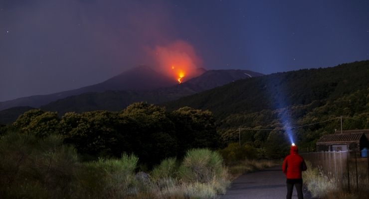 Etna Yanardağı'nda Patlama: Hava Trafiği Etkilendi