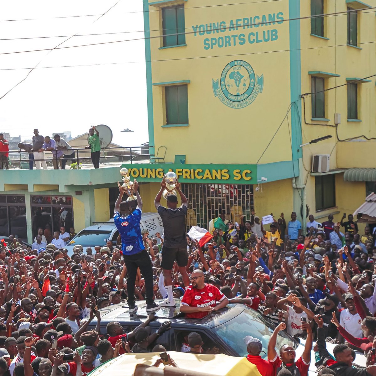 MickyJnr__'s tweet photo. 🚨 It is estimated that 1.7 million people attended Simba SC’s trophy parade in Dar es Salaam today. 🇹🇿

Beating the Yanga record of 1 million fans yesterday.

Incredible scenes across the city as football celebrations take over Tanzania. 🦁

#AfricanFootball #NguvuMoja #Simba #TanzaniaFootball
